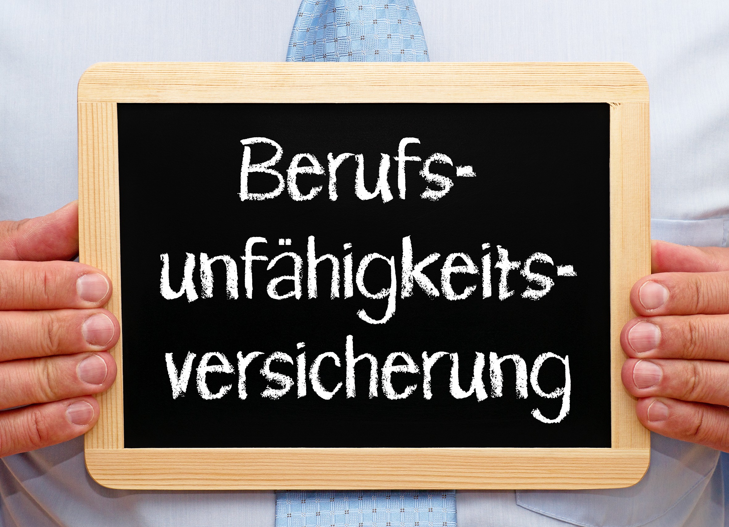 Kleine Tafel mit Aufschrift ‚Berufsunfähigkeitsversicherung‘. Symbol für Bewertung der Anbieter durch deren Kunden