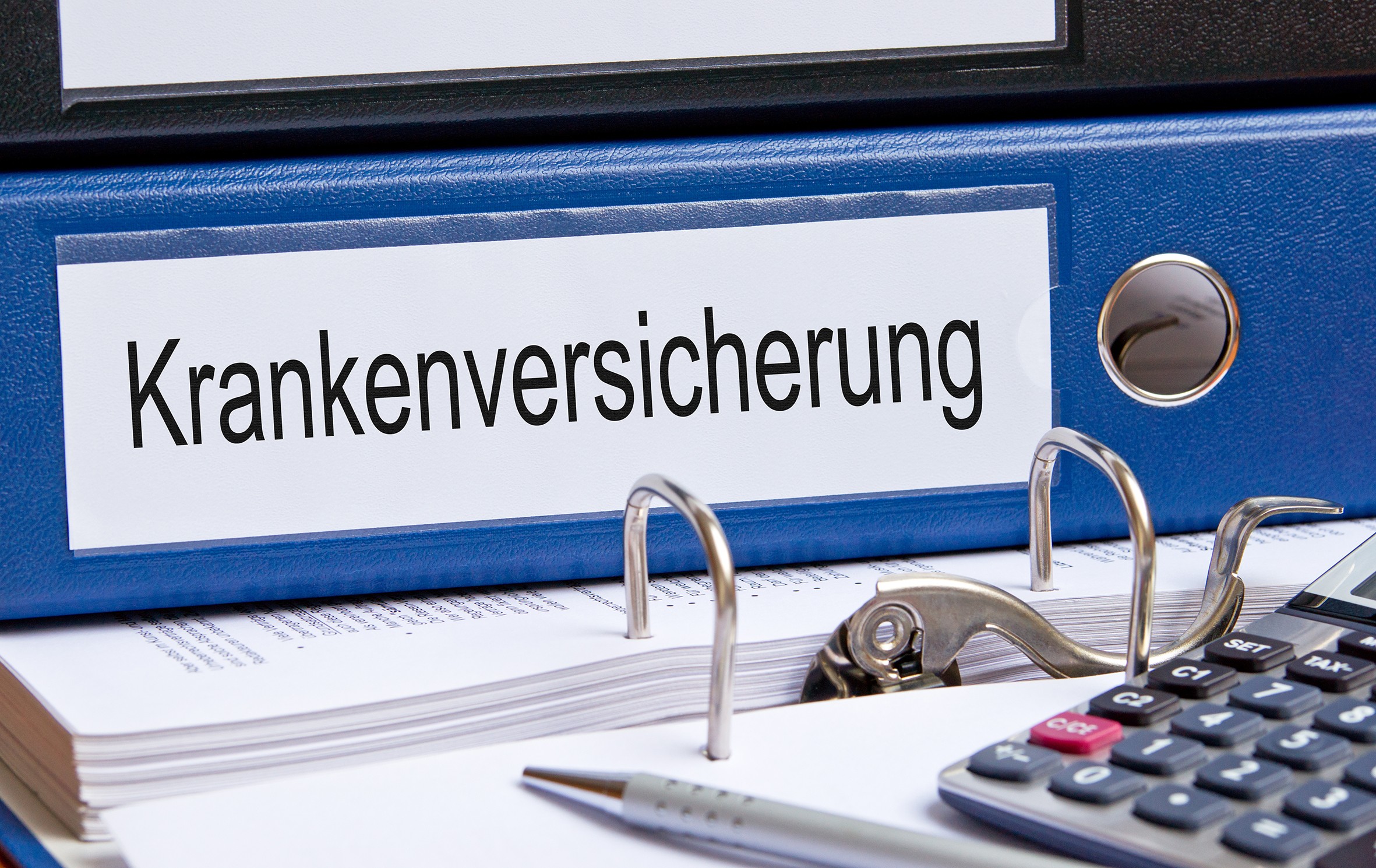 Ordner mit Beschriftung „Krankenversicherung“. Symbol für Wechsel in PKV durch Höchstbeiträge auf Rekordniveau