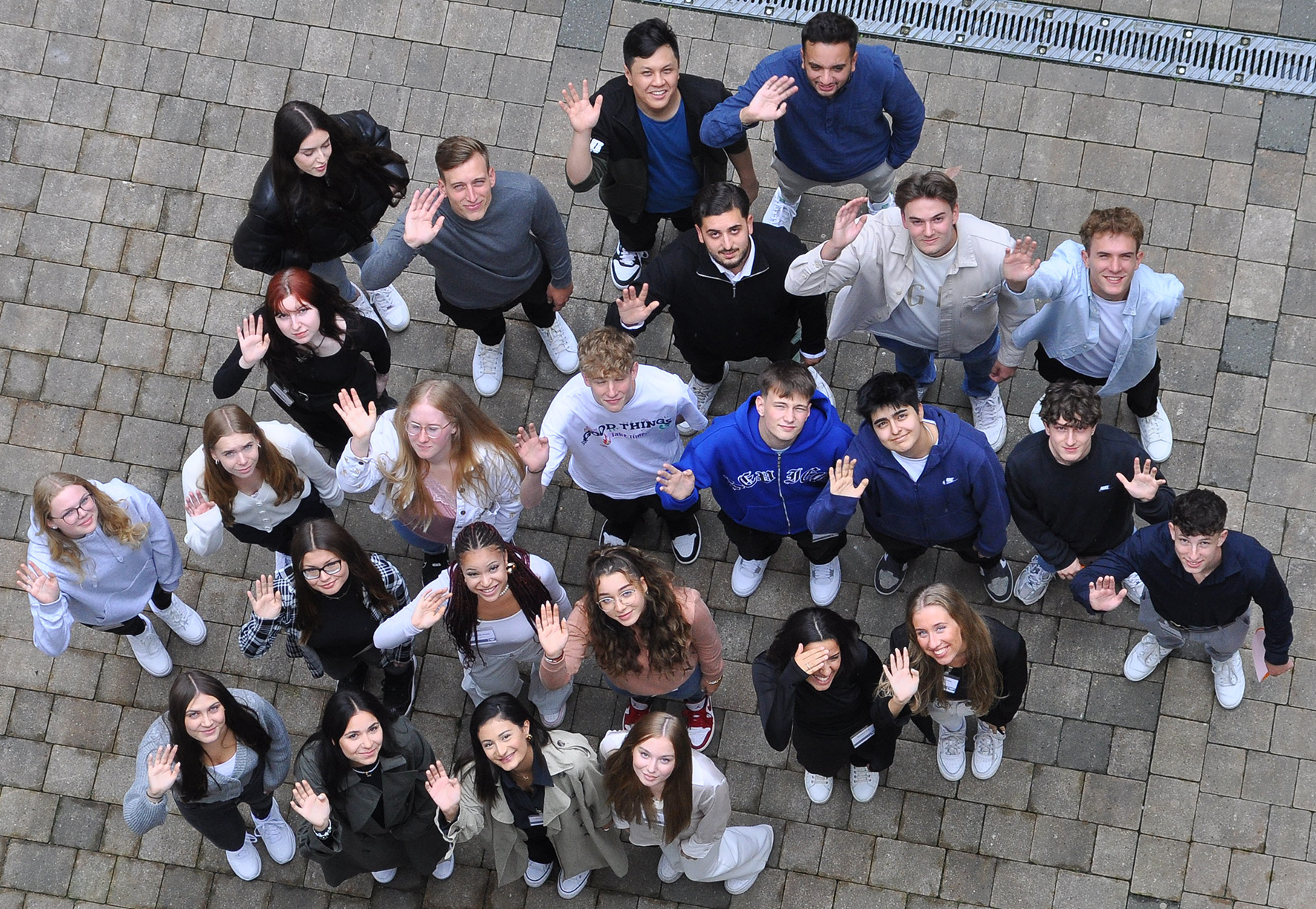 Gruppenfoto der neuen Auszubildende der uniVersa Versicherungen aus dem Jahr 2023