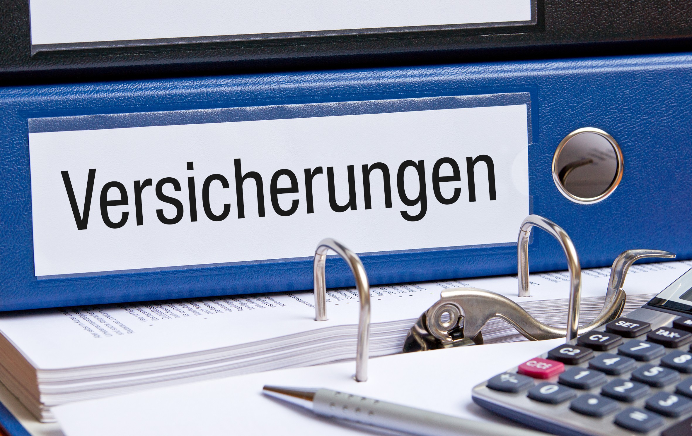 Ordner mit Beschriftung „Versicherungen“. Symbol für Hausratversicherung der Eltern wenn man auszieht