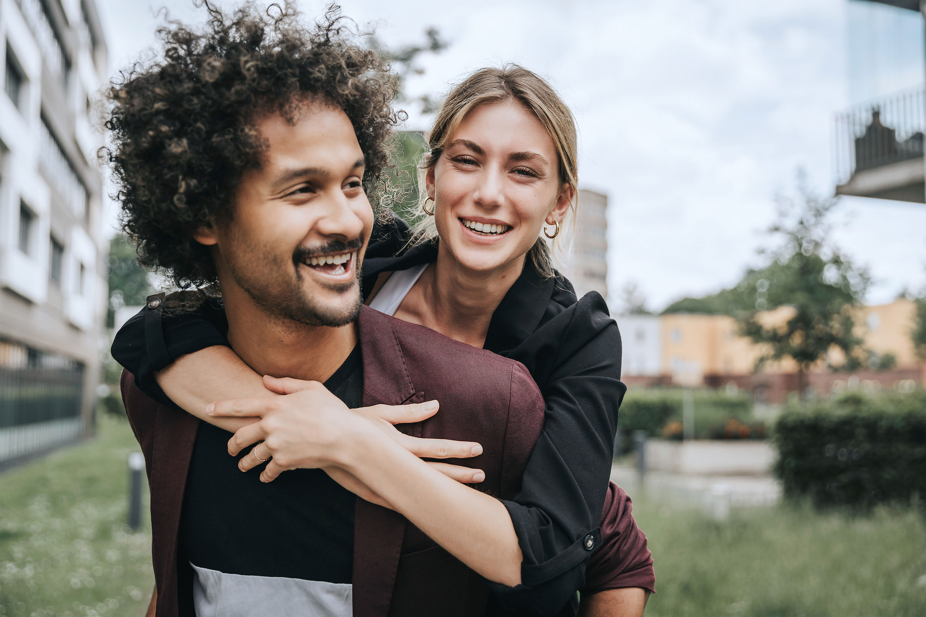 Junge Menschen lachen zufrieden. Symbol für die uniVersa Optionsversicherung