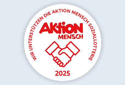 Rundes Siegel 2024. Wir, die Universa Versicherung unterstützen die Aktion Mensch Soziallotterie