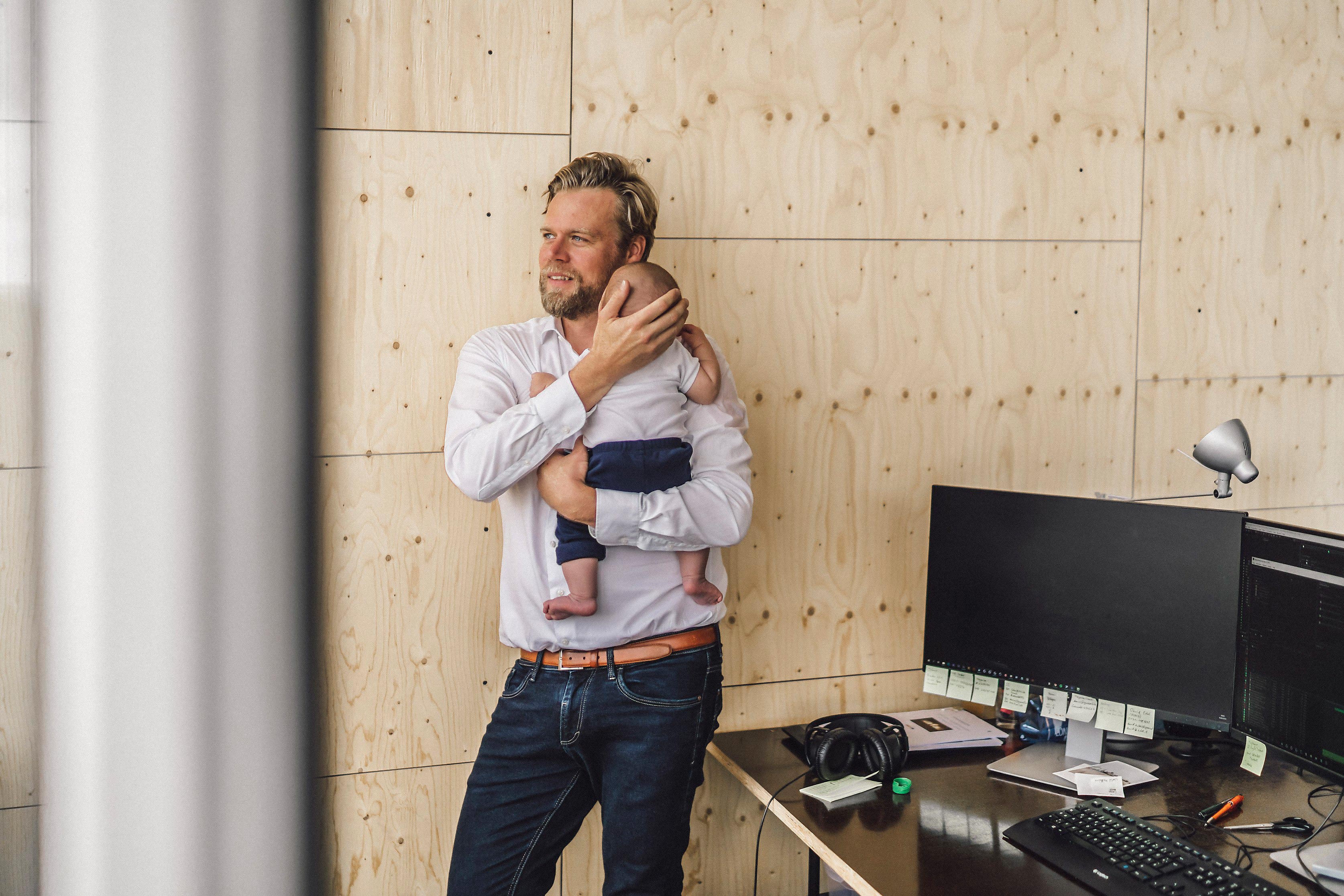 Vater mit Baby auf dem Arm. Symbol für Gesellschaftliche Verantwortung mit der Aktions EhrenWert