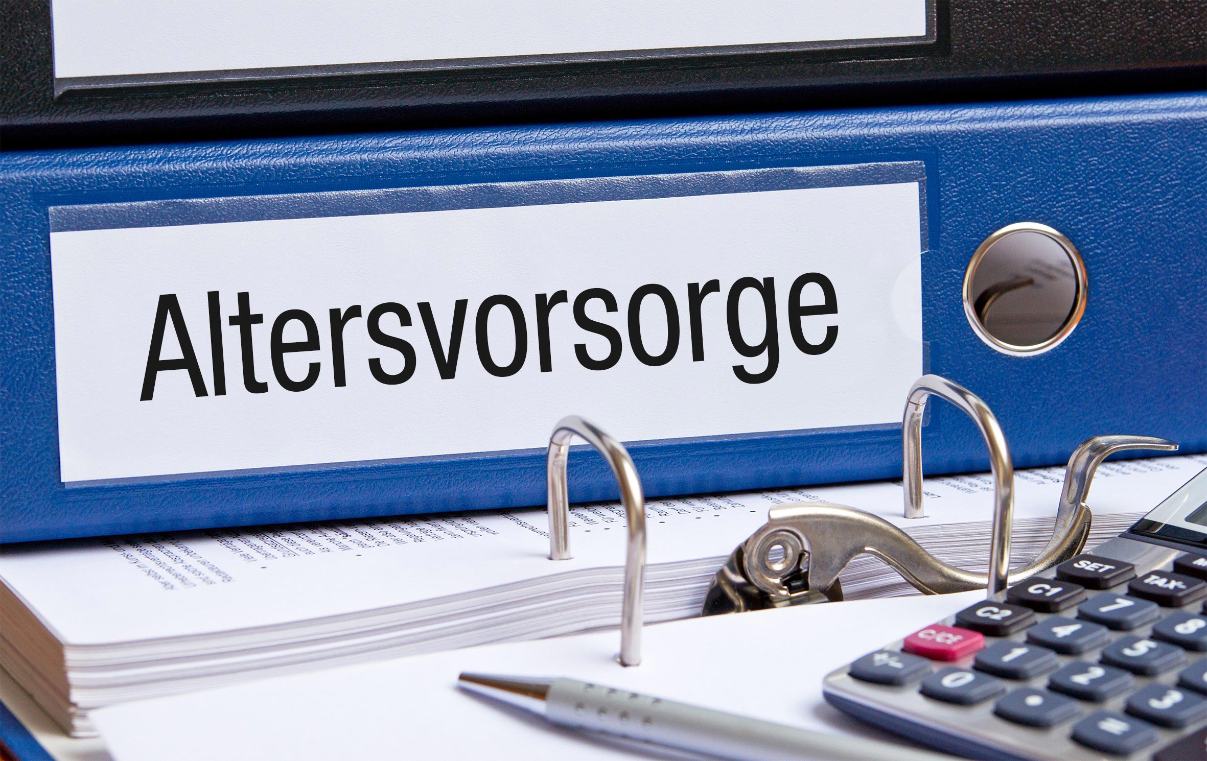 Ordner mit Beschriftung „Altersvorsorge“. Symbol für Inhalte zum Thema Altersvorsorge Allgemein