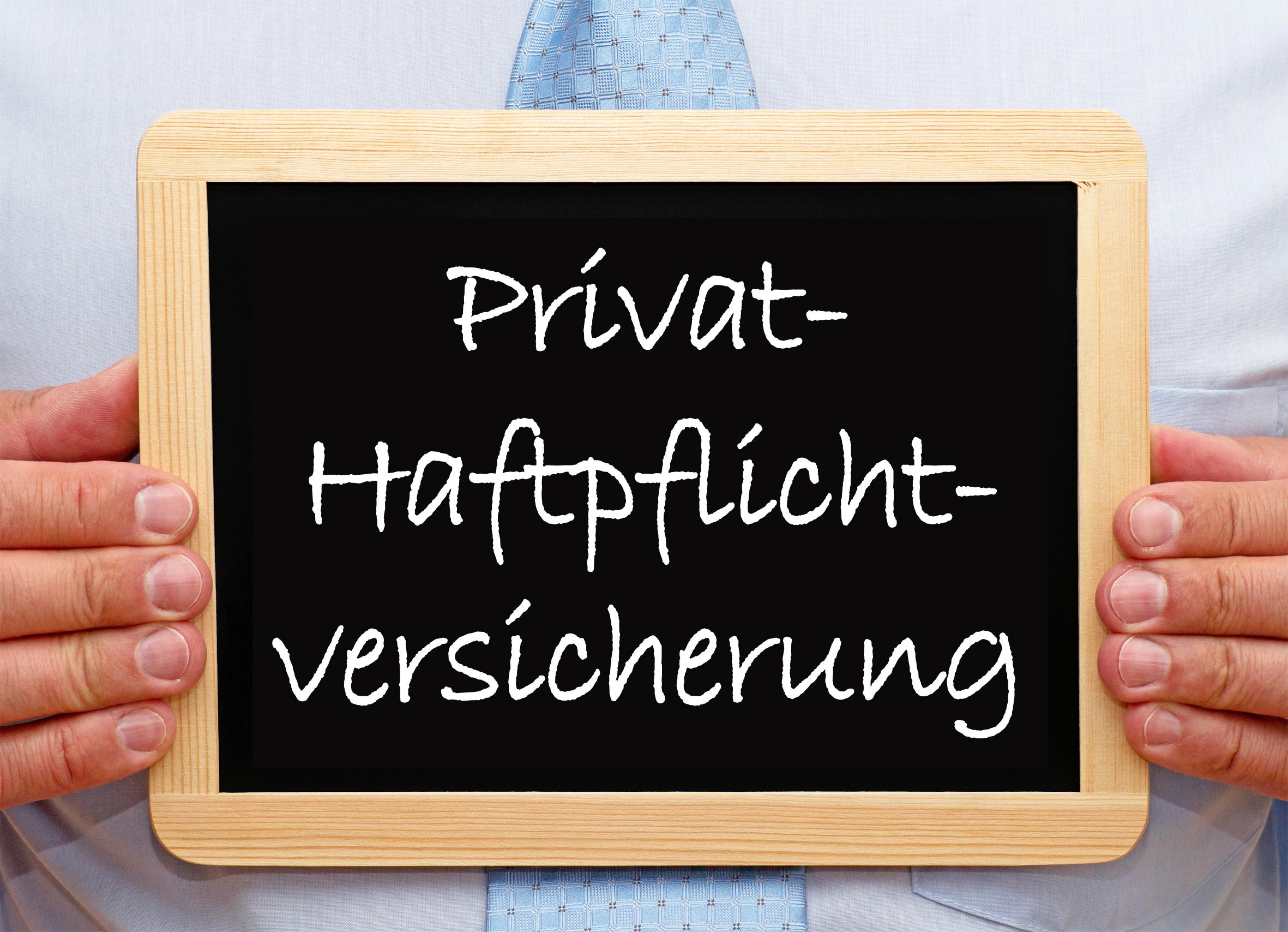 Kleine Tafel mit Aufschrift ‚Private Haftpflichtversicherung‘ wird in Händen gehalten. Symbol für Inhalte rund um Thema PHV