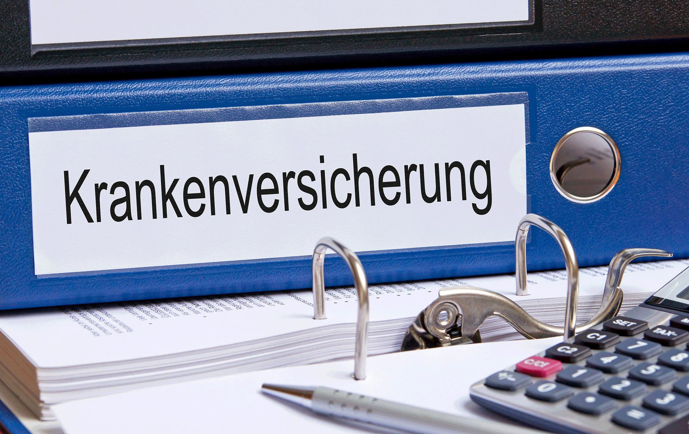 Ordner mit Beschriftung „Krankenversicherung“. Symbol für Inhalte zum Thema Krankenversicherung Allgemein