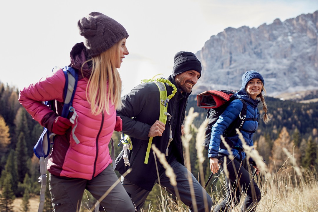 Junge Erwachsene beim Wandern. Symbol für Relaunch der Unfallversicherung topAktiv TREND, Kids und Vital von der uniVersa