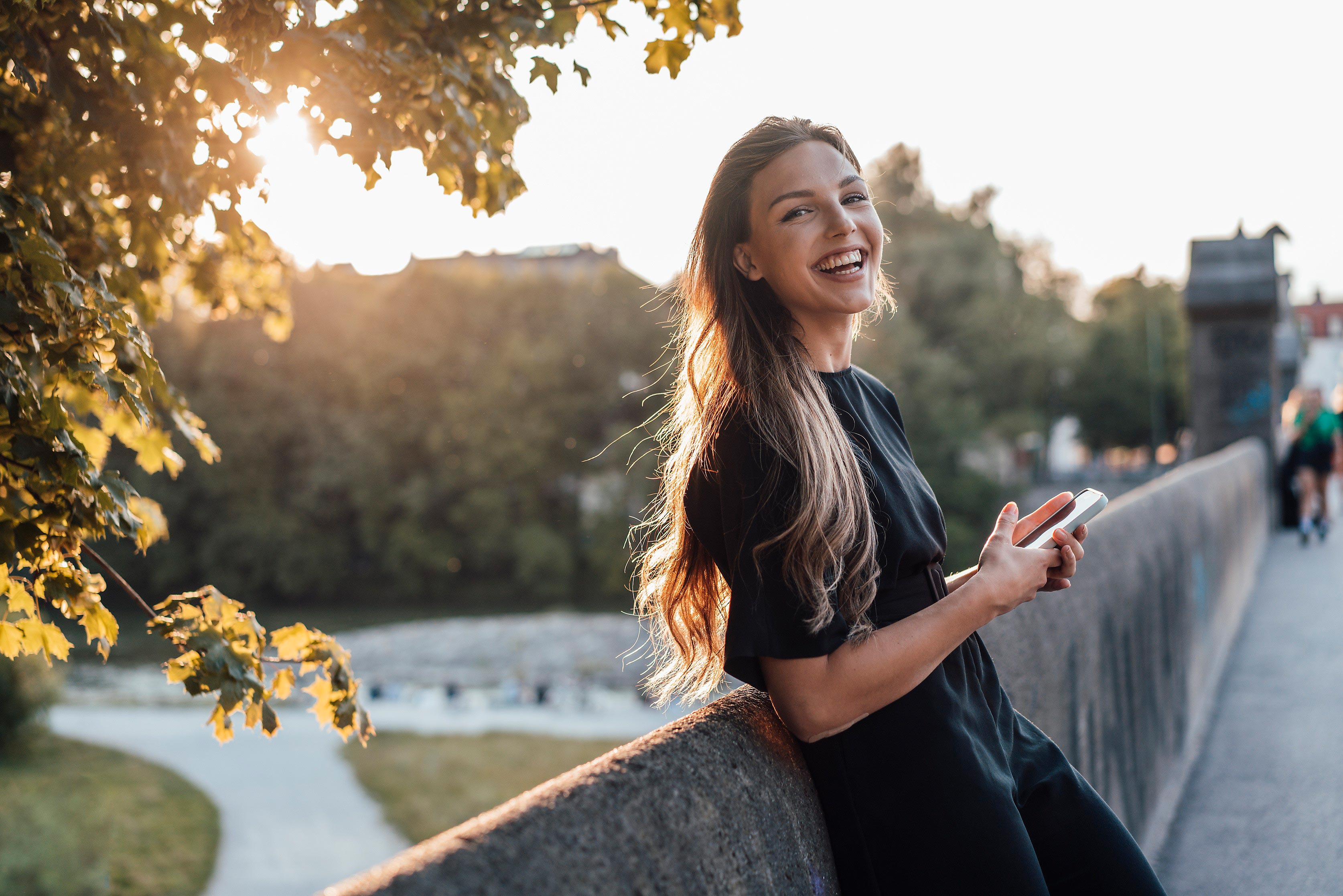 Zufriedene junge Frau. Symbol für Ausbildung bei uniVersa Versicherungen