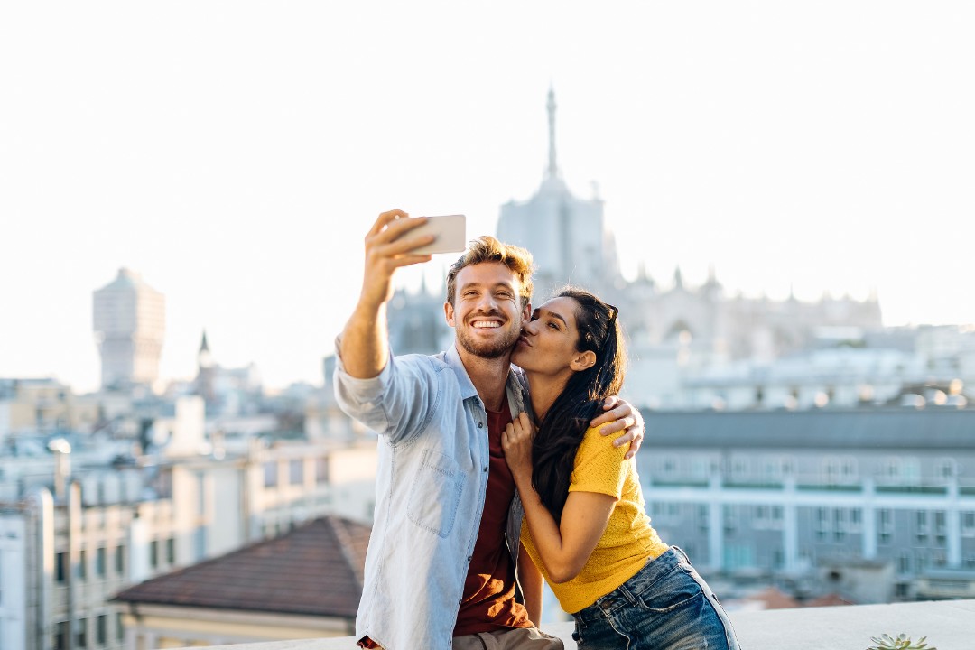 Glückliches Paar das ein Selfie macht. Symbol für gutes Gefühl bei richtiger Arbeitskraftabsicherung