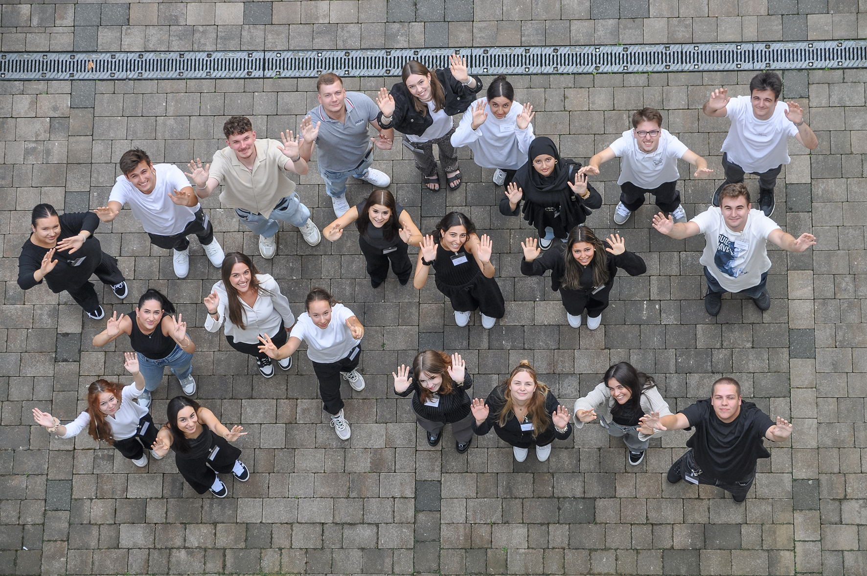 Gruppenbild der neuen Auszubildende der uniVersa Versicherungen aus dem Jahr 2024