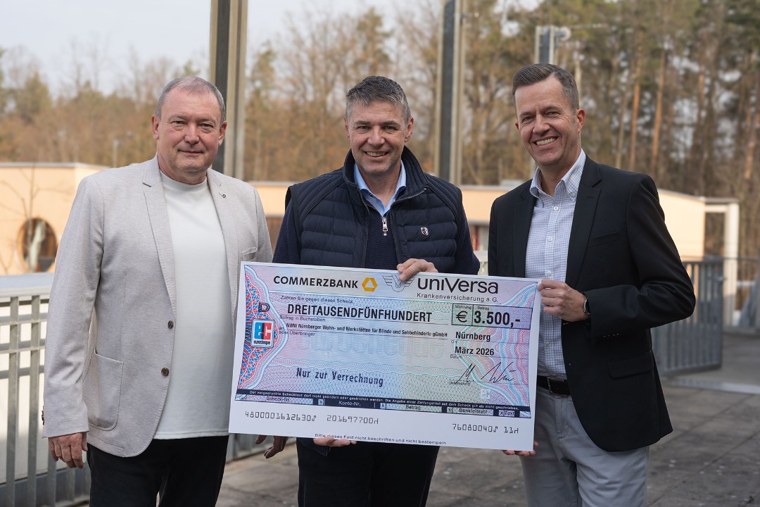 Spendenübergabe von links: Achim Weiskopf (NWW), uniVersa-Mitarbeiter Christian Bach sowie Vorstandsmitglied Dr. Marco Wimmer