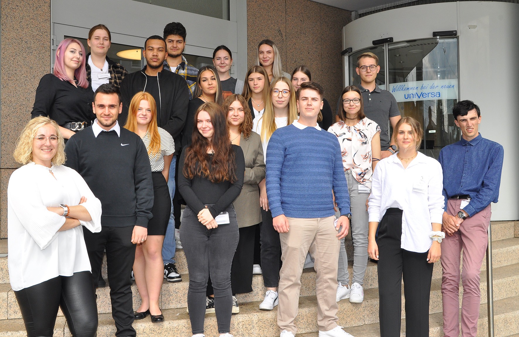 Gruppenbild der neuen Auszubildenden der uniVersa aus dem Jahr 2022