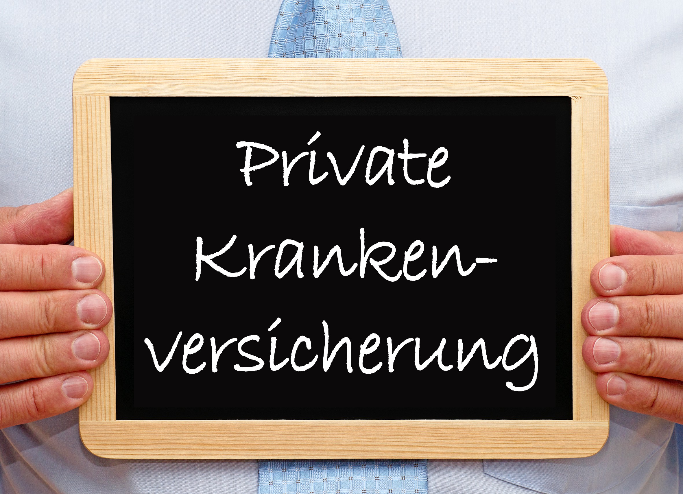 Tafel mit Aufschrift ‚Private Haftpflichtversicherung‘. Symbol für Auszeichnung der uniVersa für Beitragsstabilität der PKV