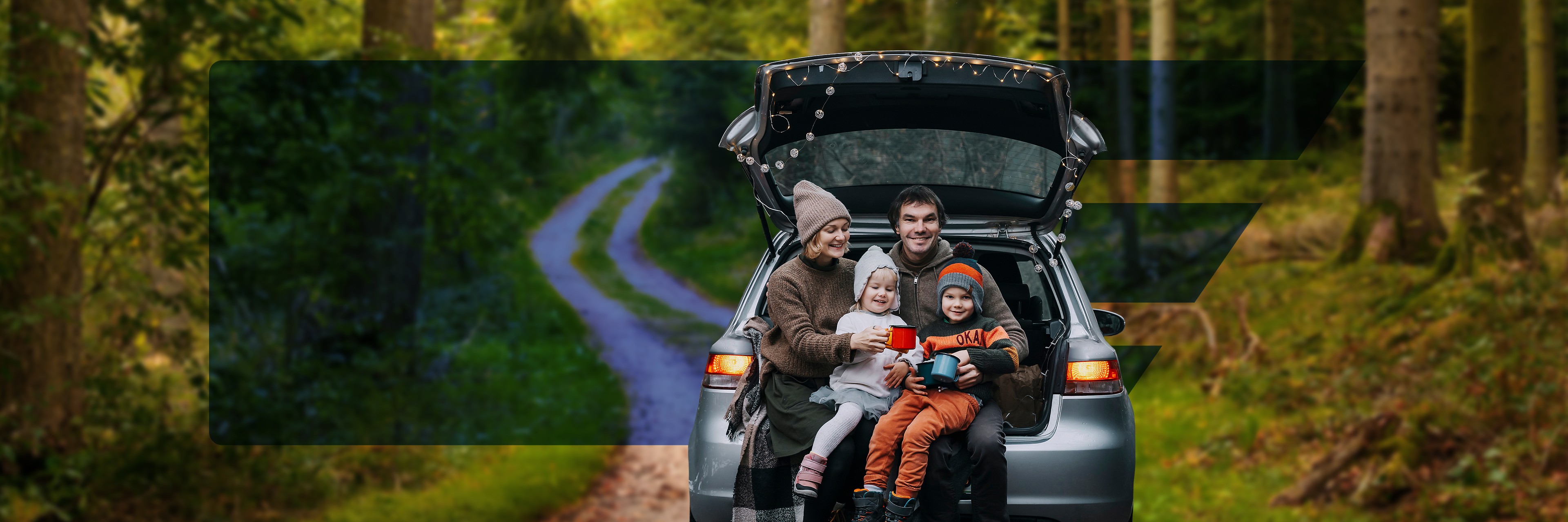 Zufriedene Familie sitzt im Kofferraum im Wald. Leitet ein zu Überblick der uniVersa Versicherungsprodukte für Familien.